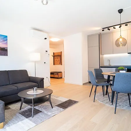 Cosmopolitan By Belmont Realty זאדאר