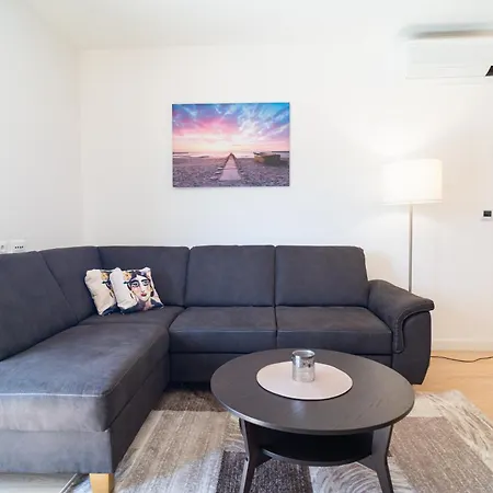 Cosmopolitan By Belmont Realty * זאדאר