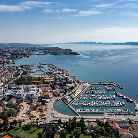 Cosmopolitan By Belmont Realty Apartman Zára